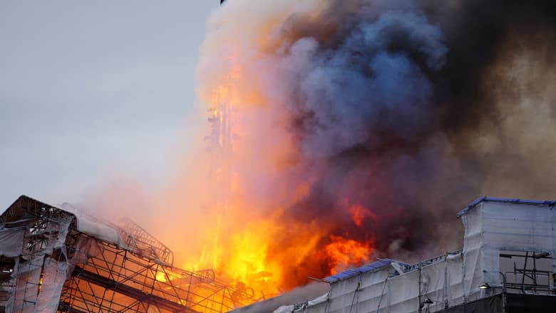 Incendiu uriaș în Copenhaga. Flăcările au cuprins clădirea-muzeu a Bursei, turla de 56 de metri s-a prăbușit