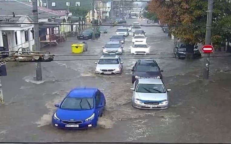 Inundații severe în Capitală. Străzi distruse și case inundate
