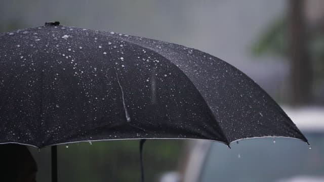Pregătiți umbrelele. Mâine ne așteaptă o zi ploioasă și rece