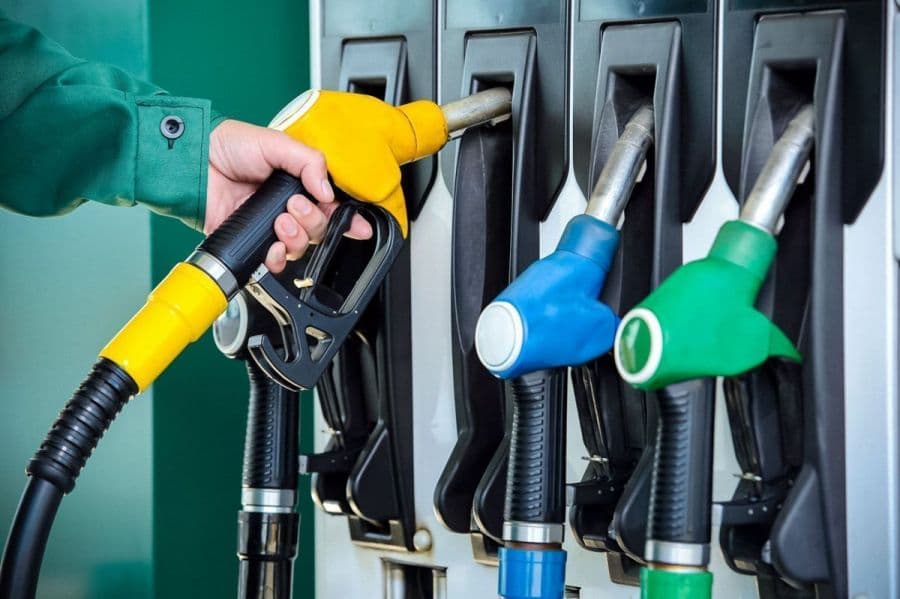 Prețul carburanților, în continuă scădere