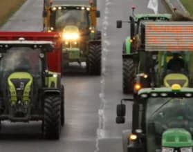 Fermierii francezi ridică un zid de protest împotriva reglementărilor care le afectează producția