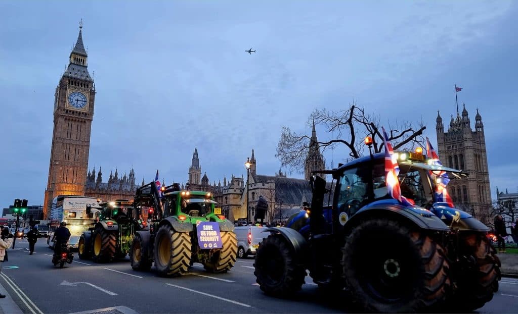 Fermierii britanici blochează Londra: „Nu ne mai permitem să vă hrănim!”