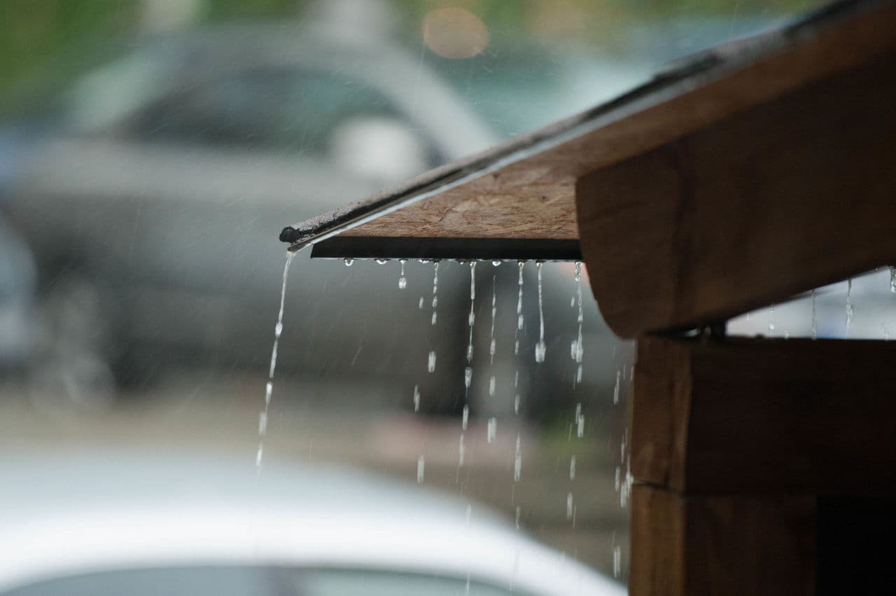 Zi ploioasă și răcoroasă în toată țara: temperaturi între 10 și 15 grade