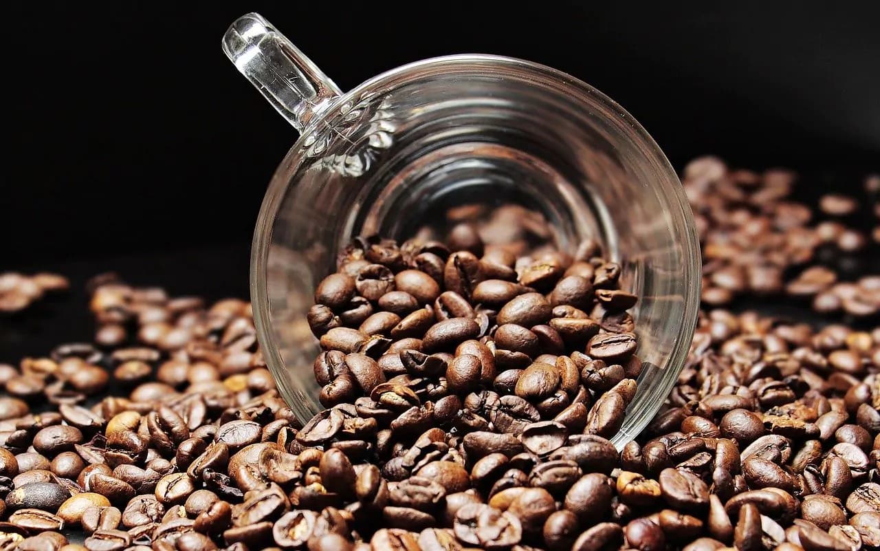 Prețurile la cafea cresc, iar unele branduri dispar de pe rafturile supermarketurilor