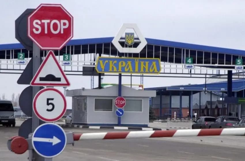 Produse pentru medicina estetică ascunse în bancheta unui autoturism, depistate la Vama Tudora