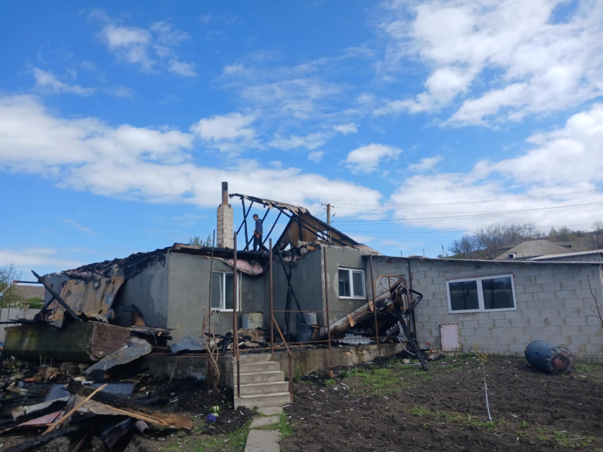 În prag de sărbătoare, o familie din satul Puhoi a rămas fără acoperiș deasupra capului în urma unui incendiu