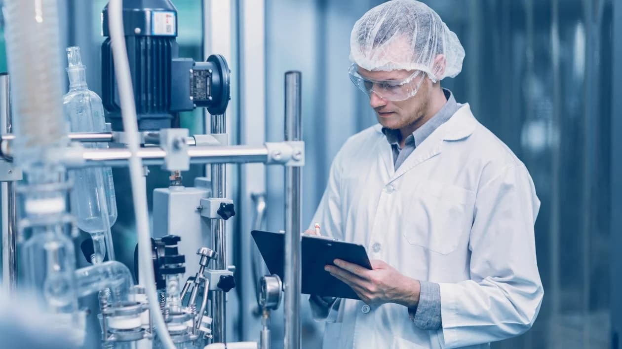 Tinerii angajați în industrii strategice vor primi indemnizații lunare