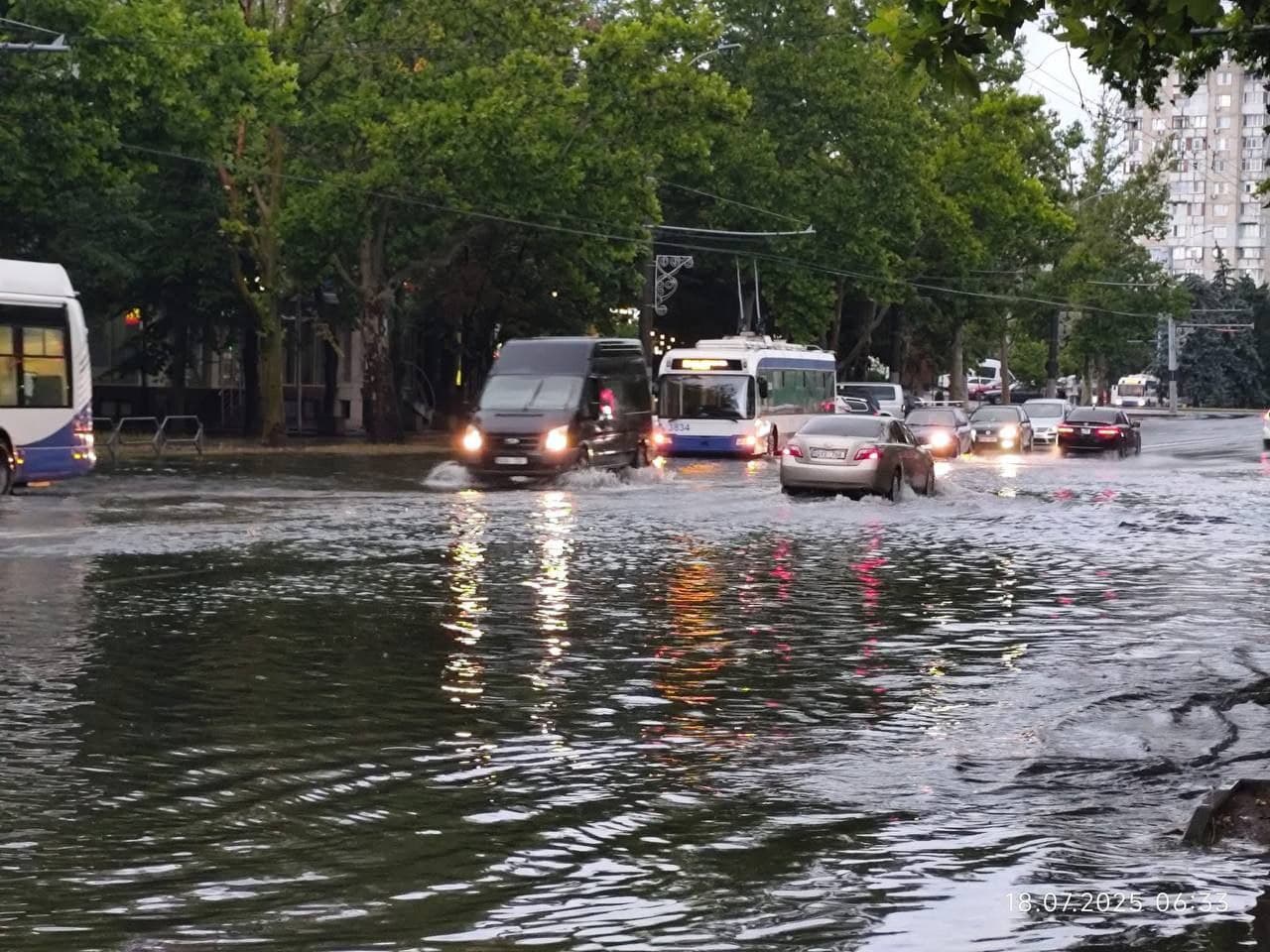 Intervenții multiple ale salvatorilor și pompierilor în urma ploilor abundente