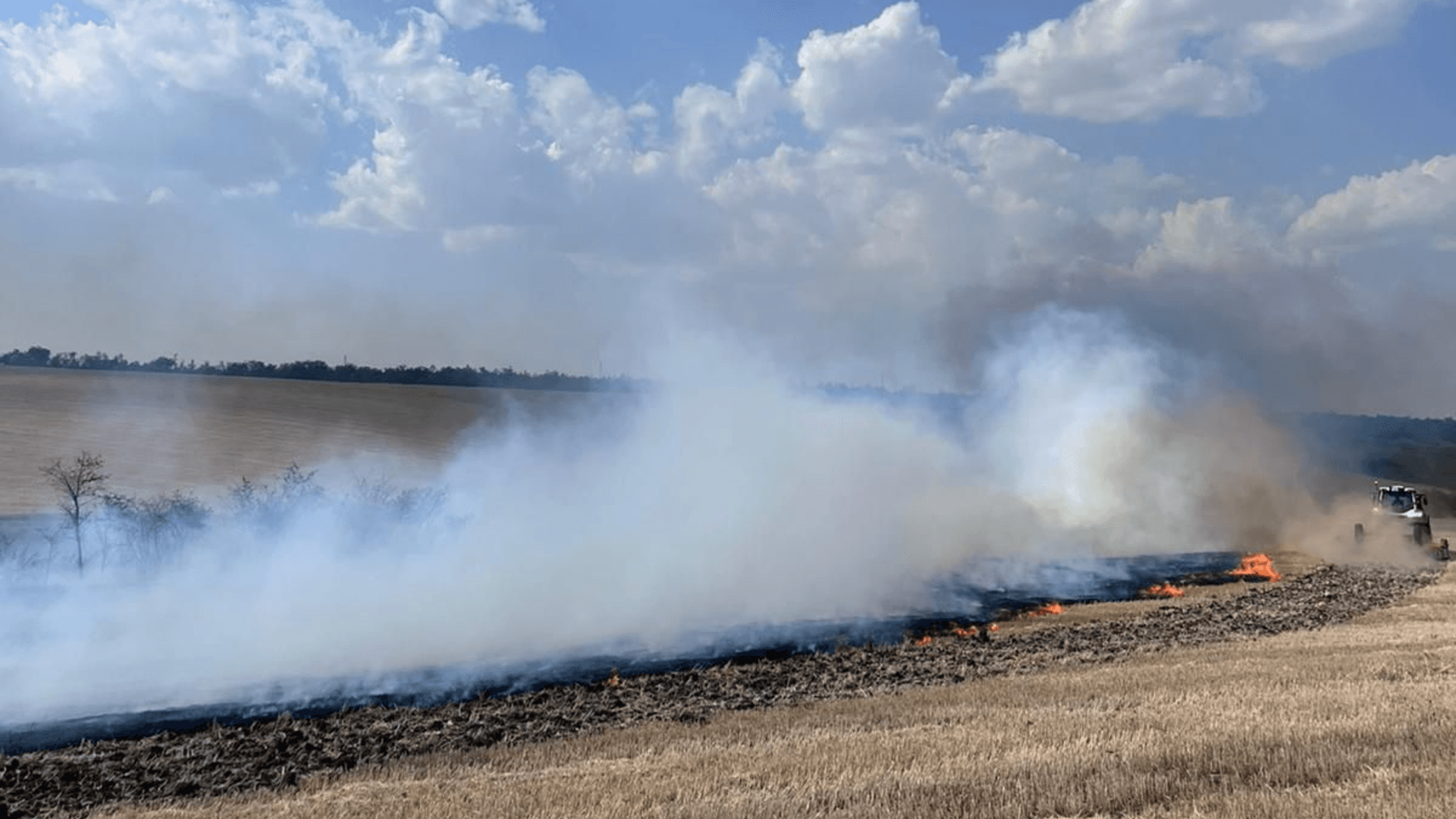 Incendiu de vegetație la Comrat: focul a cuprins 20 hectare și amenință culturile agricole