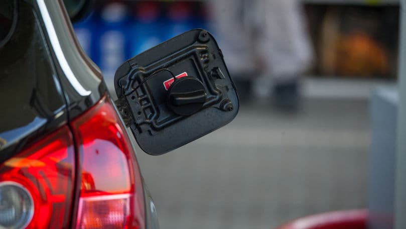 Motorina și benzina se scumpesc