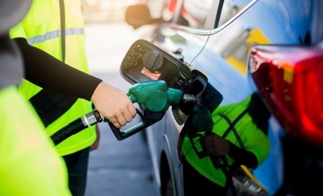 Benzina scade, motorina se ridică