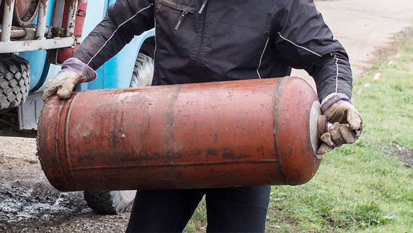 Patru butelii cu gaz, scoase dintr-o locuință cuprinsă de flăcări la Cernoleuca