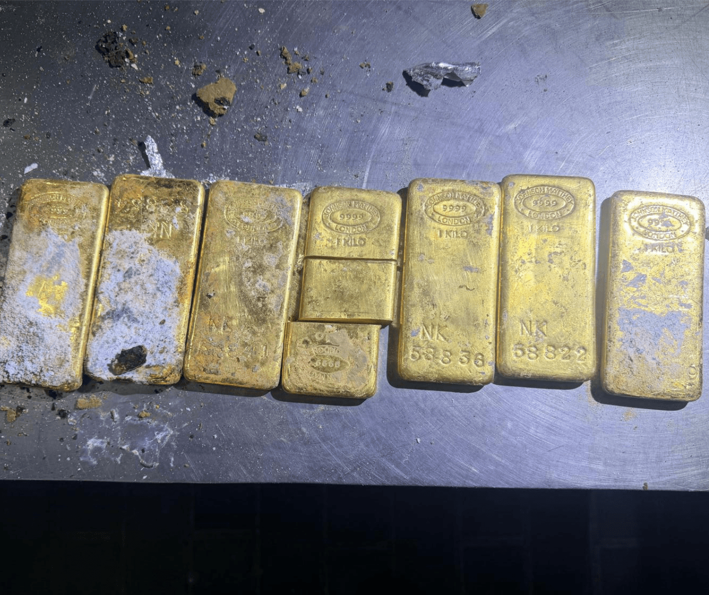 Contrabandă cu aur de 19 milioane de lei: Doi bărbați, reținuți