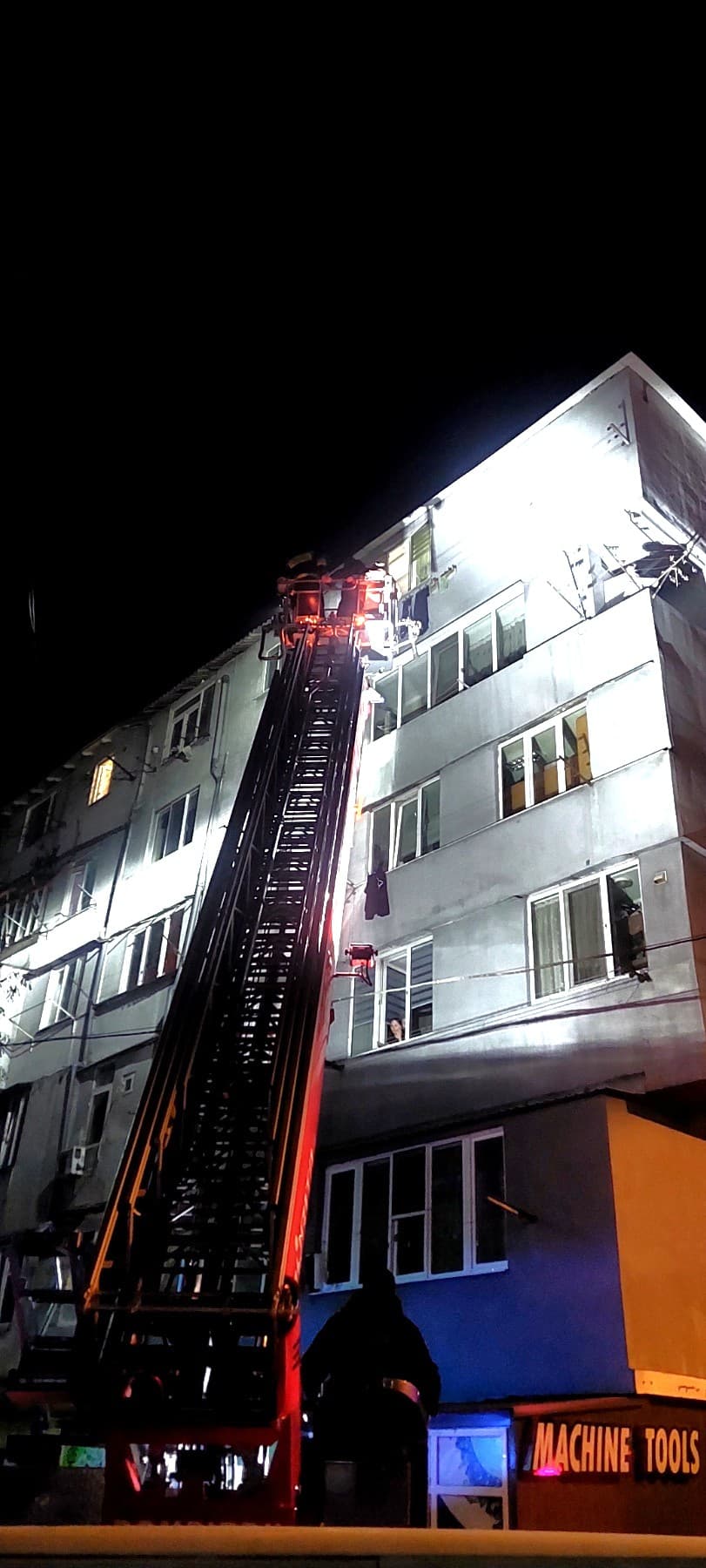 Un bărbat de 61 de ani a murit, iar zeci de persoane au fost salvate