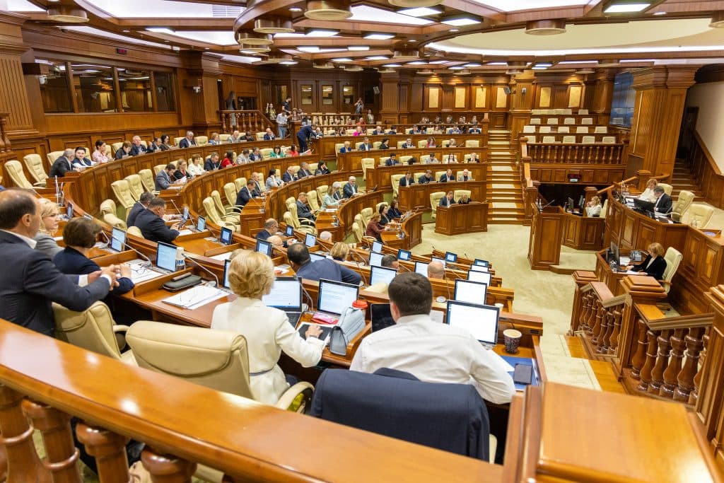 Sondaj IMAS: Patru partide ar accede în Parlament dacă duminica viitoare ar avea loc alegeri