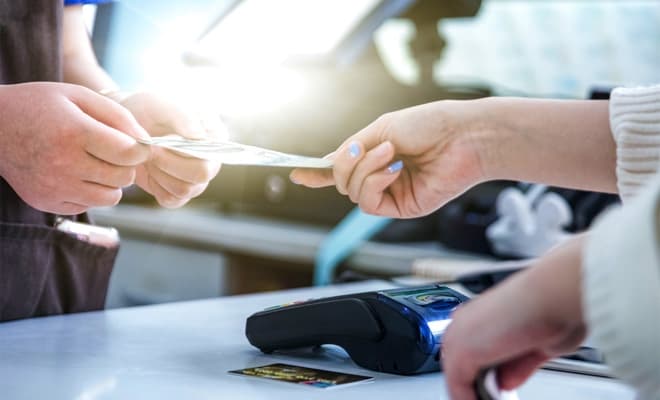 Plata cu cardul devine obligatorie pentru unii agenți economici