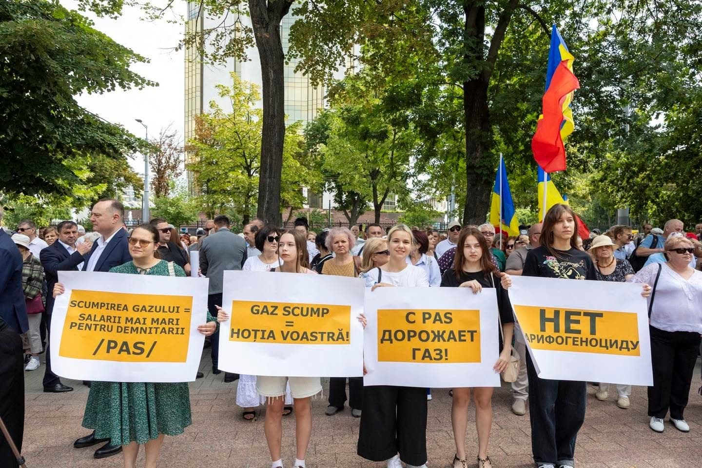 Protest în fața Parlamentului: opoziția cere reducerea tarifelor la gaz