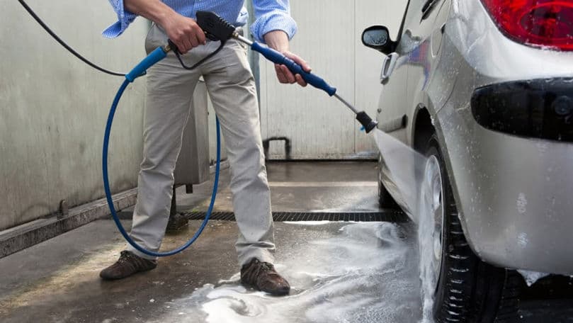 Amenzi de un milion de lei pentru spălătoriile auto