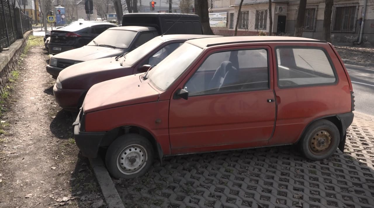 Noi reguli pentru mobilitatea urbană. Parcări cu plată și evacuarea mașinilor abandonate