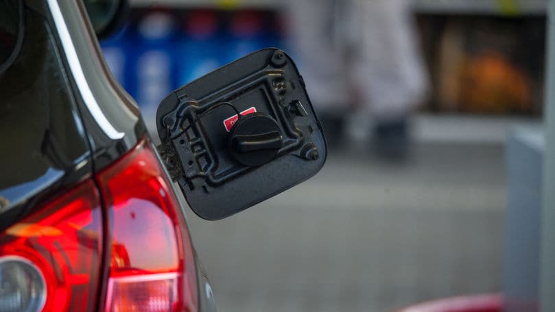 Benzina revine sub pragul de 34 de lei