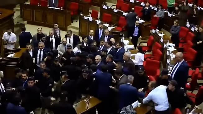 Bătaie violentă în Parlamentul Armeniei