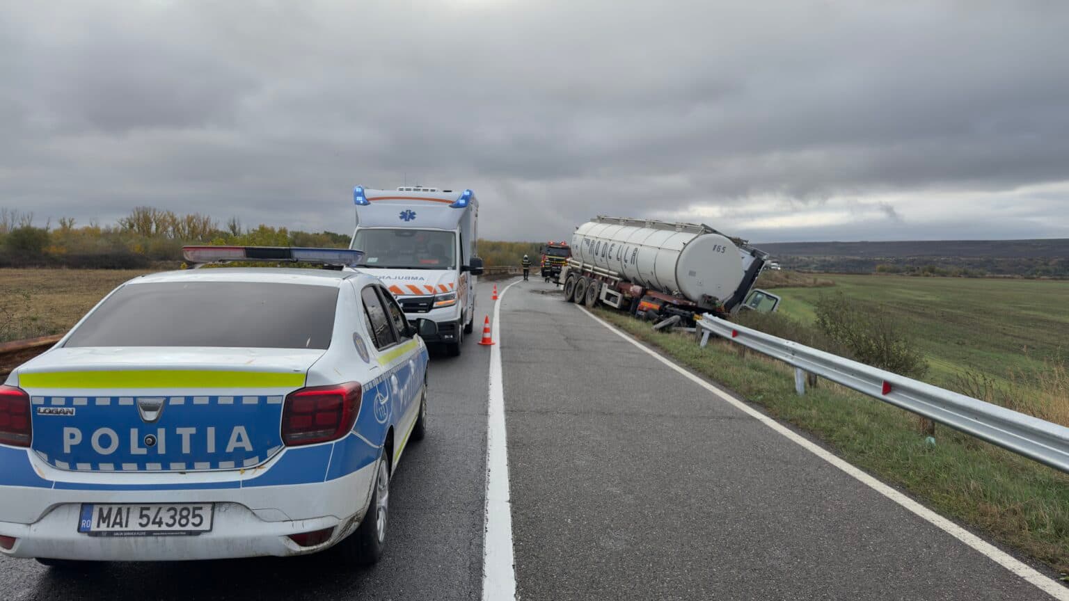 O autocisternă cu vin s-a răsturnat la Vaslui